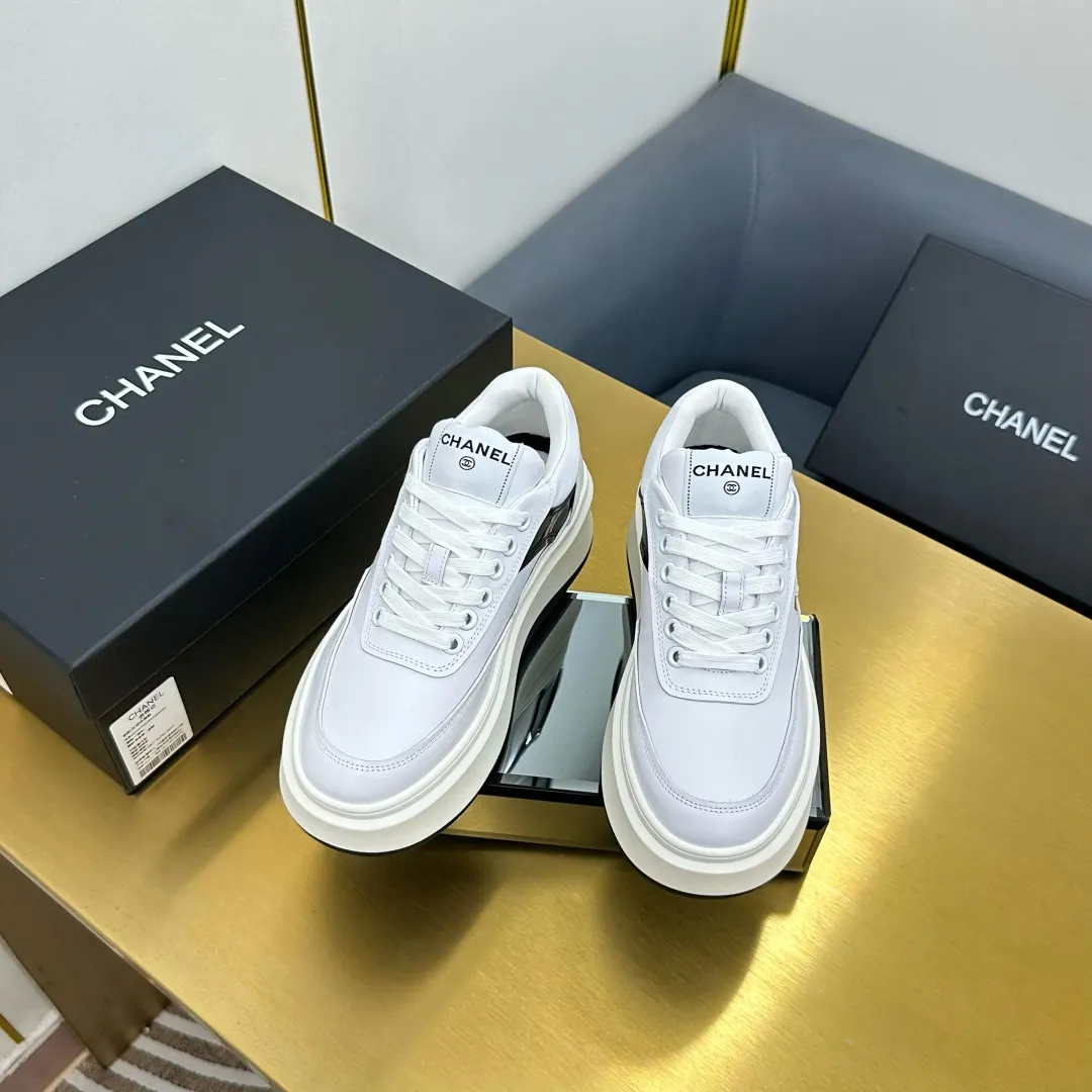 👟👟Ex-factory price 600👟👟 Upgraded version, upgraded version, upgraded version! No rebuttal accepted! ! ! ! Chanel Chanel panda shoes! 2025 counter's top casual sports shoes. This classic design; the upper is electro-embroidered with a variety of techniques; the outsole is fashionable and sporty; the unusual inclusion of a variety of color matching elements... The diversified mix and match is very good-looking and versatile, and can be used for leisure, fashion, sports, and outdoor... ꫛꫀꪝ Go➫ Materials: ❶Upper made of: original imported first-layer silk cowhide + original waterproof cloth + original first-layer cowhide ❷Inner lining: Original Yangli+Net ❸Outsole based on: Original TPU combination outsole Counter boutique packaging complete set for women 35–41 👉 👉